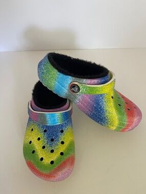 CROCS.  KIDS RAINBOW. WITH FUZZY LINING. SIZE  13